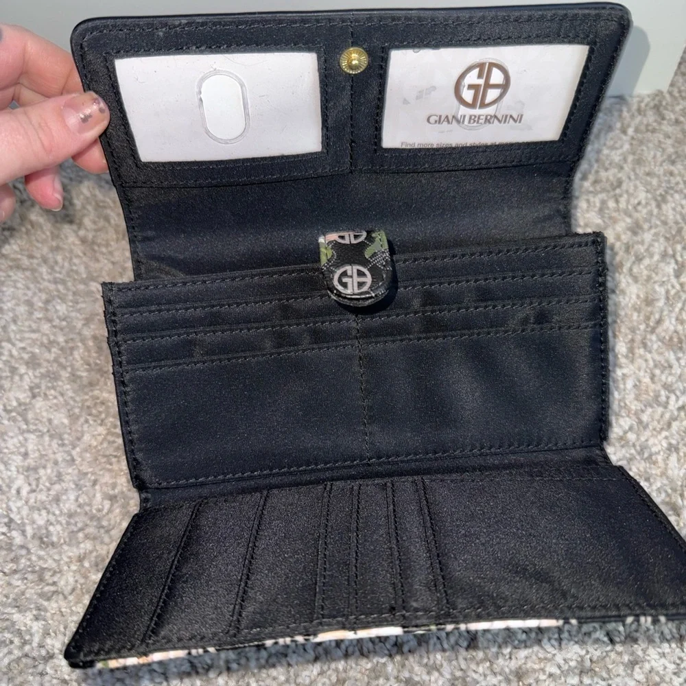 NWOT Giani Bernini Floral Black Folding Wallet with Logo, Card Slots Coin Pocket